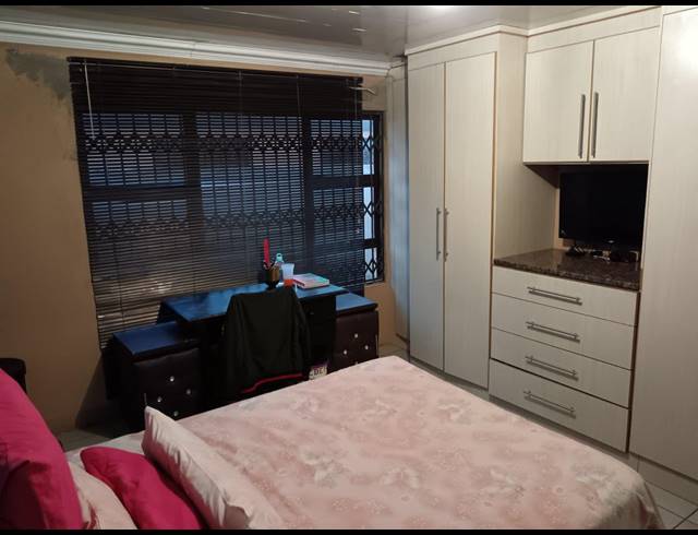 4 BEDROOM HOUSE FOR SALE IN VISTA PARK